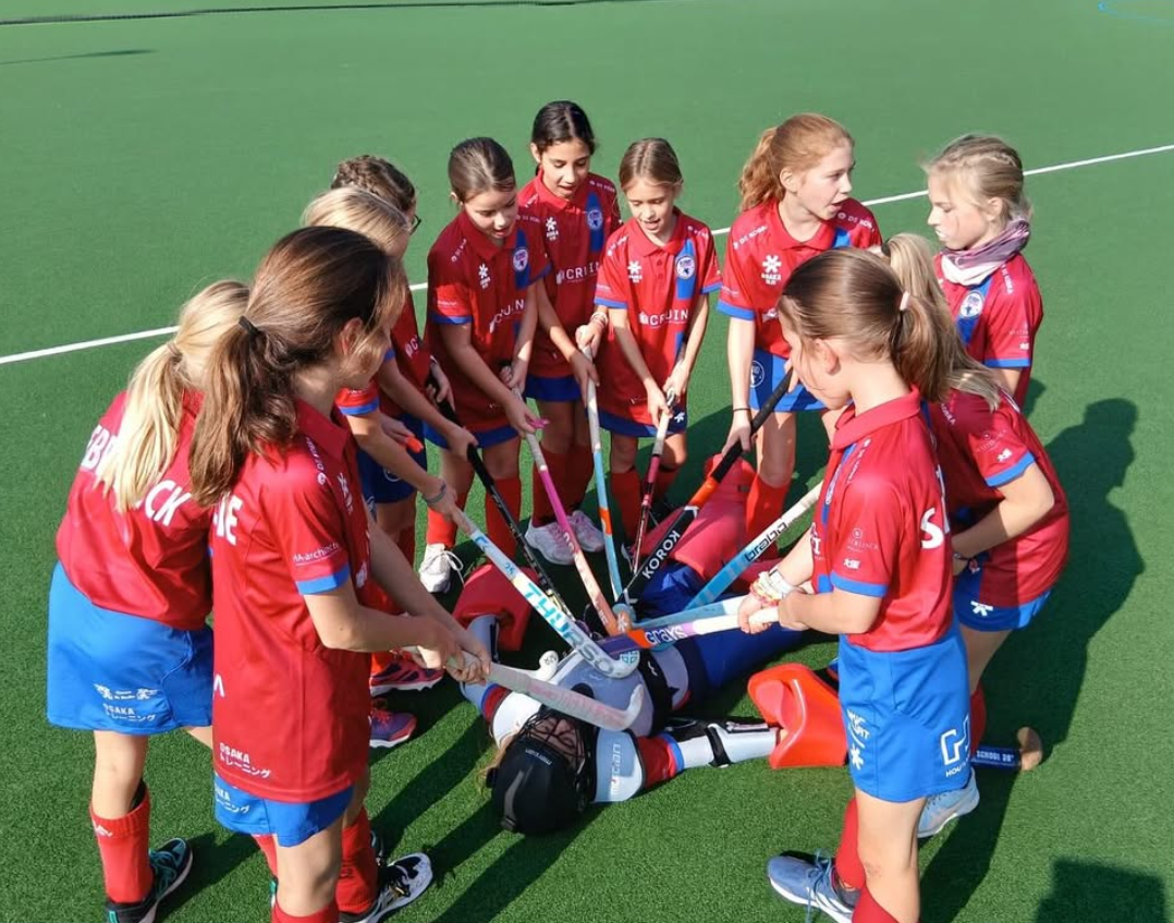 Meisjes in cirkel met sticks