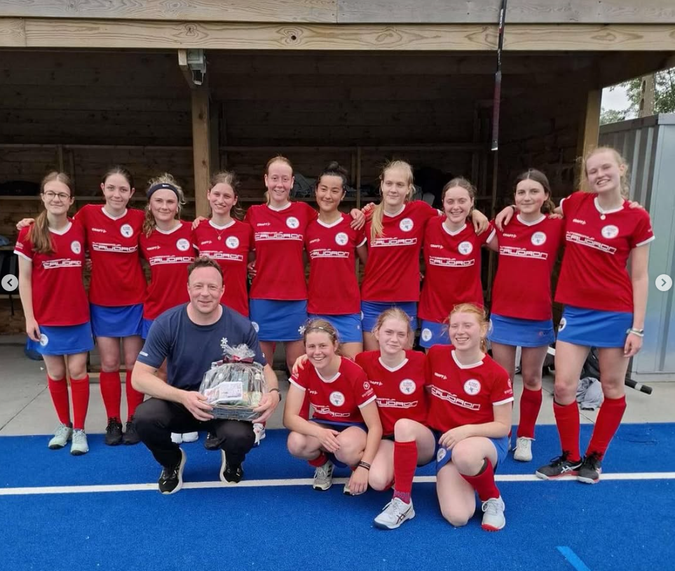 Meisjesteam met trofee