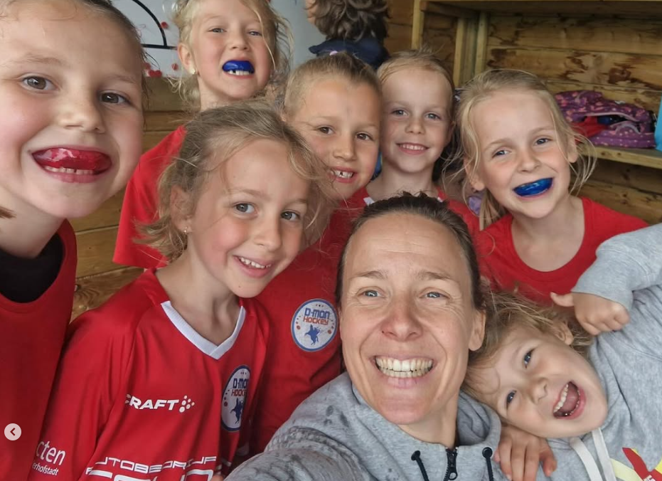 Kinderen met mondkapjes